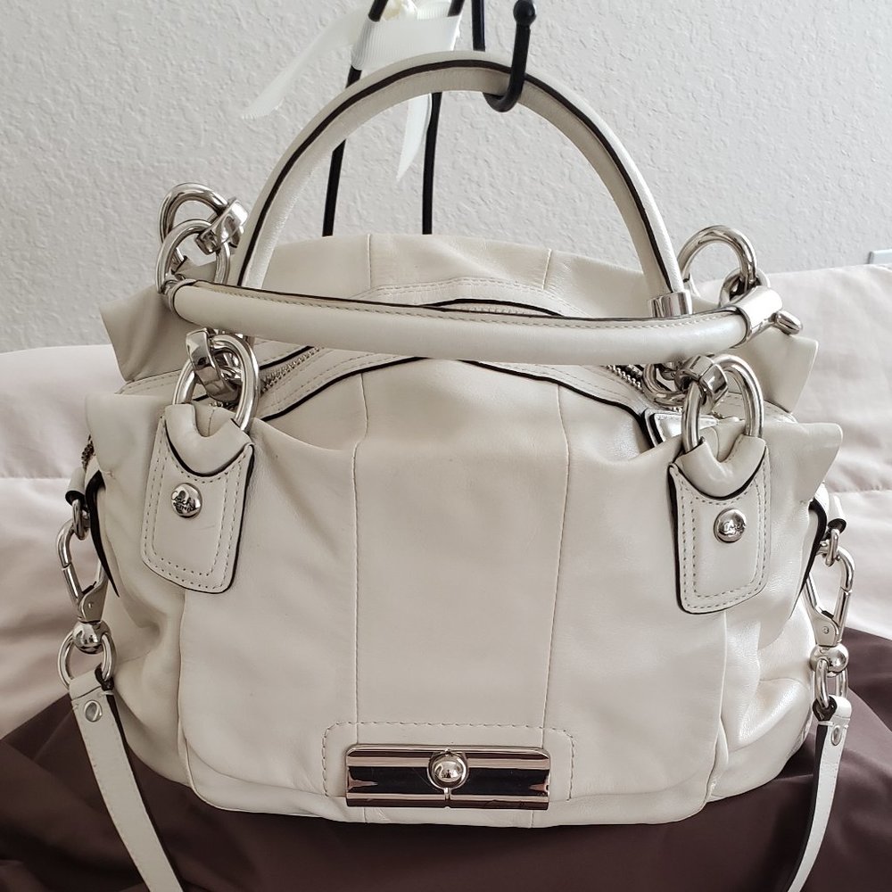 COACH cream leather magnetic snap front pocket handbag. Excellent condition!